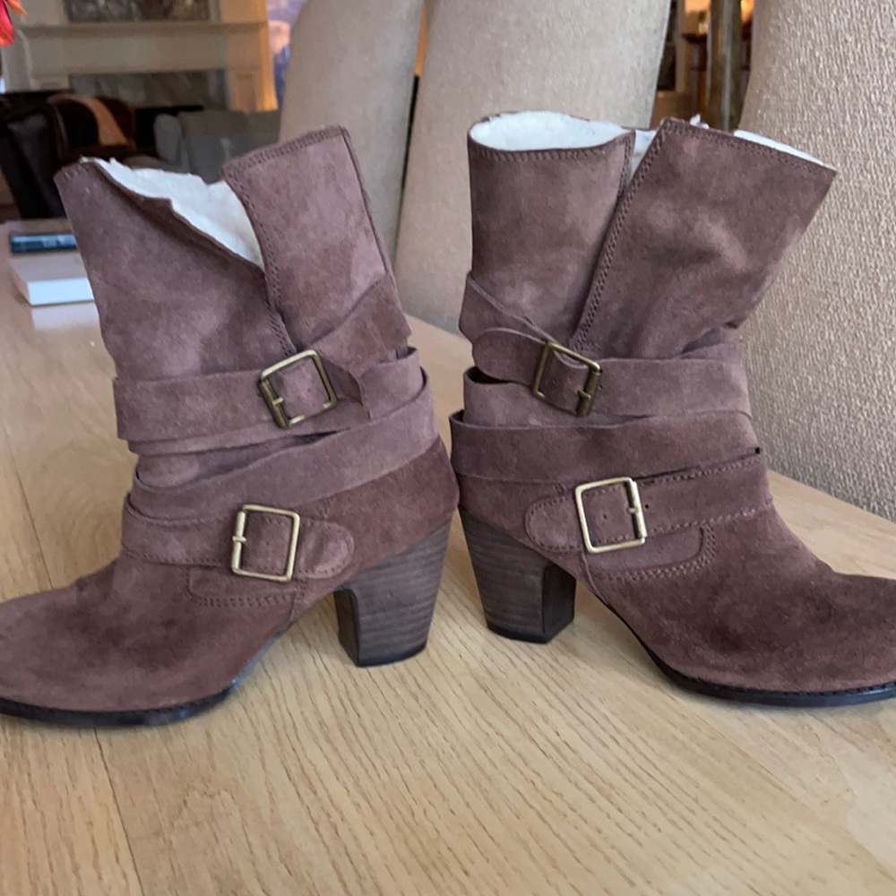 Light Brown suede lined booties,